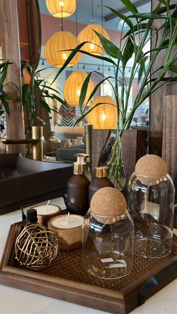 banheiro decorado como mini spa com toalhas e velas naturais - D'Presentes Lavras
