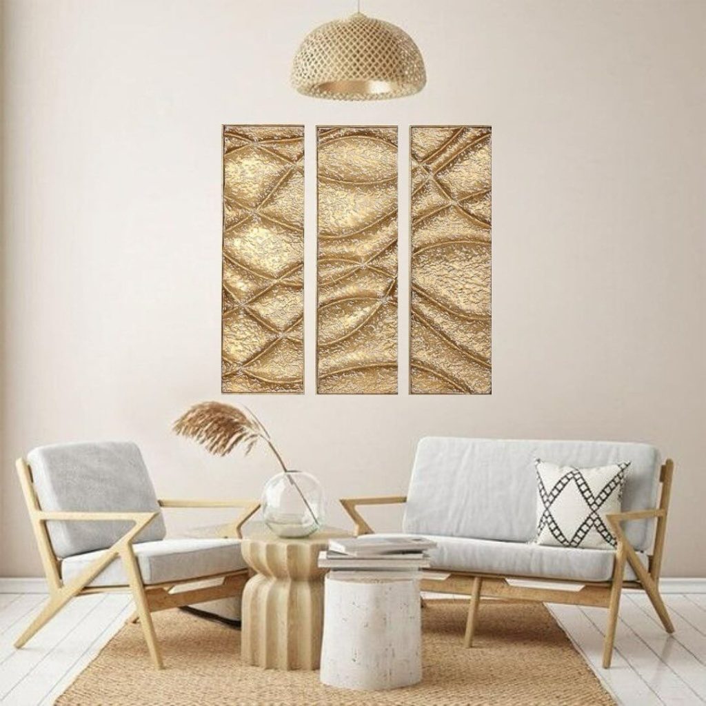 Sala de estar decorada com detalhes dourados em molduras e objetos de arte