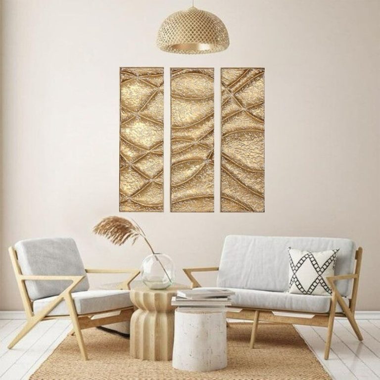 Sala de estar decorada com detalhes dourados em molduras e objetos de arte