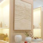sala com quadro abstrato e com textura