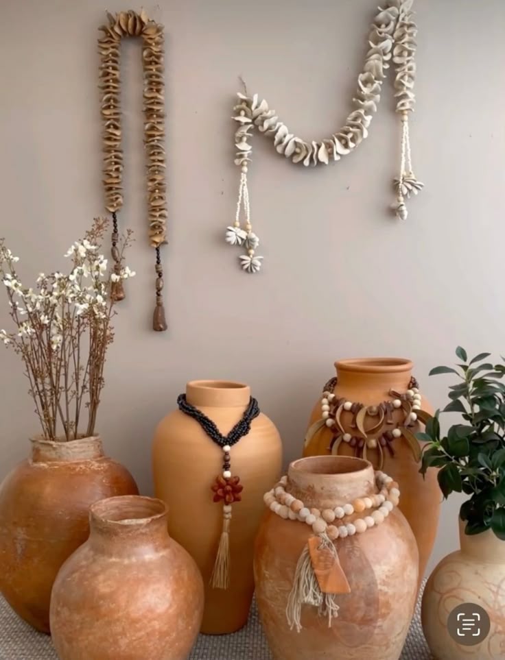 Ambiente moderno com mix de elementos rústicos e decorativos manuais