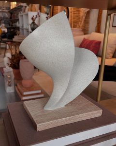 Escultura na estante decorada