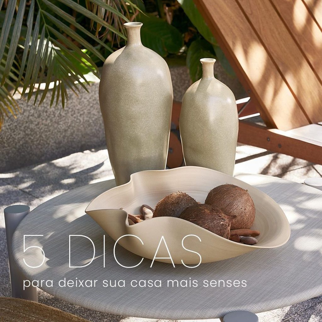 Imagem de capa para o artigo com dicas para uma casa sensorial, mostrando uma decoração com elementos naturais.