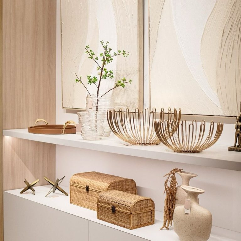 5 objetos decorativos modernos para Natal contemporâneo em tons neutros