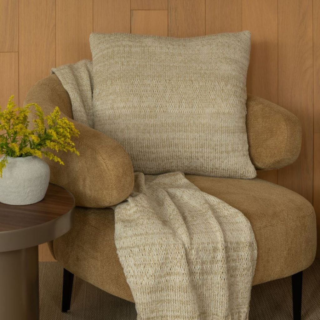 Poltrona com almofada e manta com tramas naturais de algodão