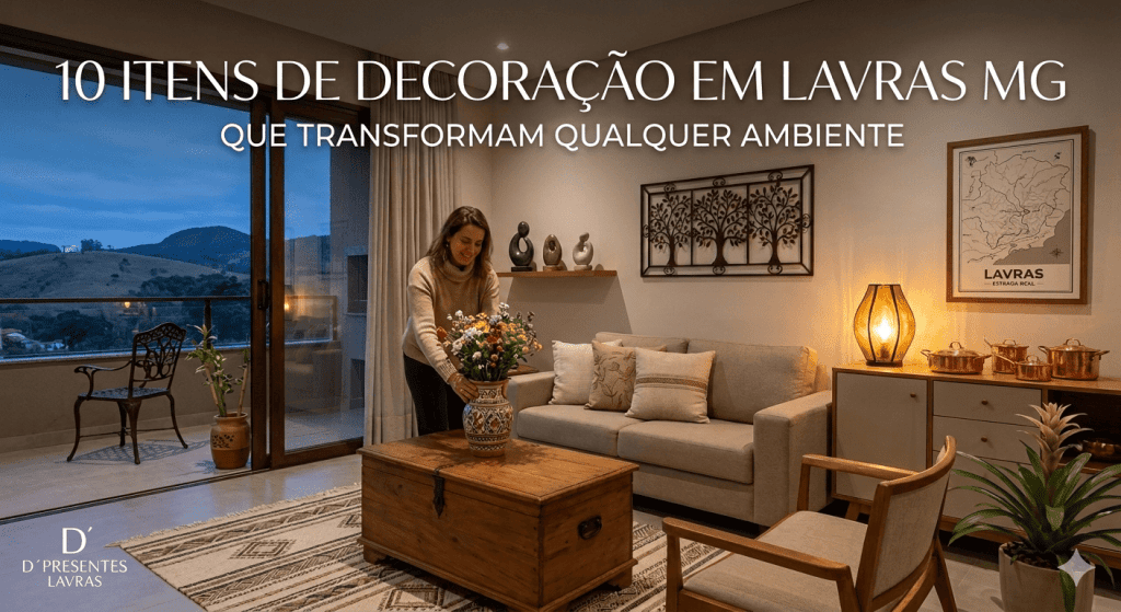 Uma sala de estar aconchegante em Lavras, MG, decorada com 10 itens de destaque, incluindo cerâmicas com padrões regionais, ferro forjado, pedra-sabão e artesanato local, tudo com a curadoria da D’Presentes Lavras. A vista através de portas de vidro mostra o crepúsculo na região. O título do artigo e o logo D'PRESENTES LAVRAS estão visíveis.