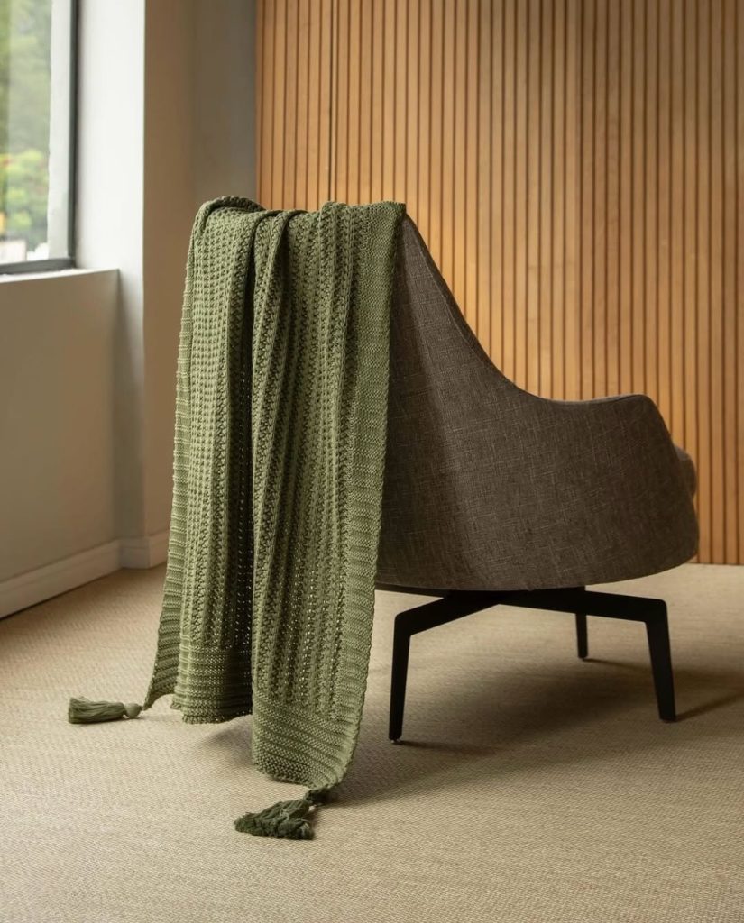 Poltrona com manta em tricô - loja de decoracao em Lavras