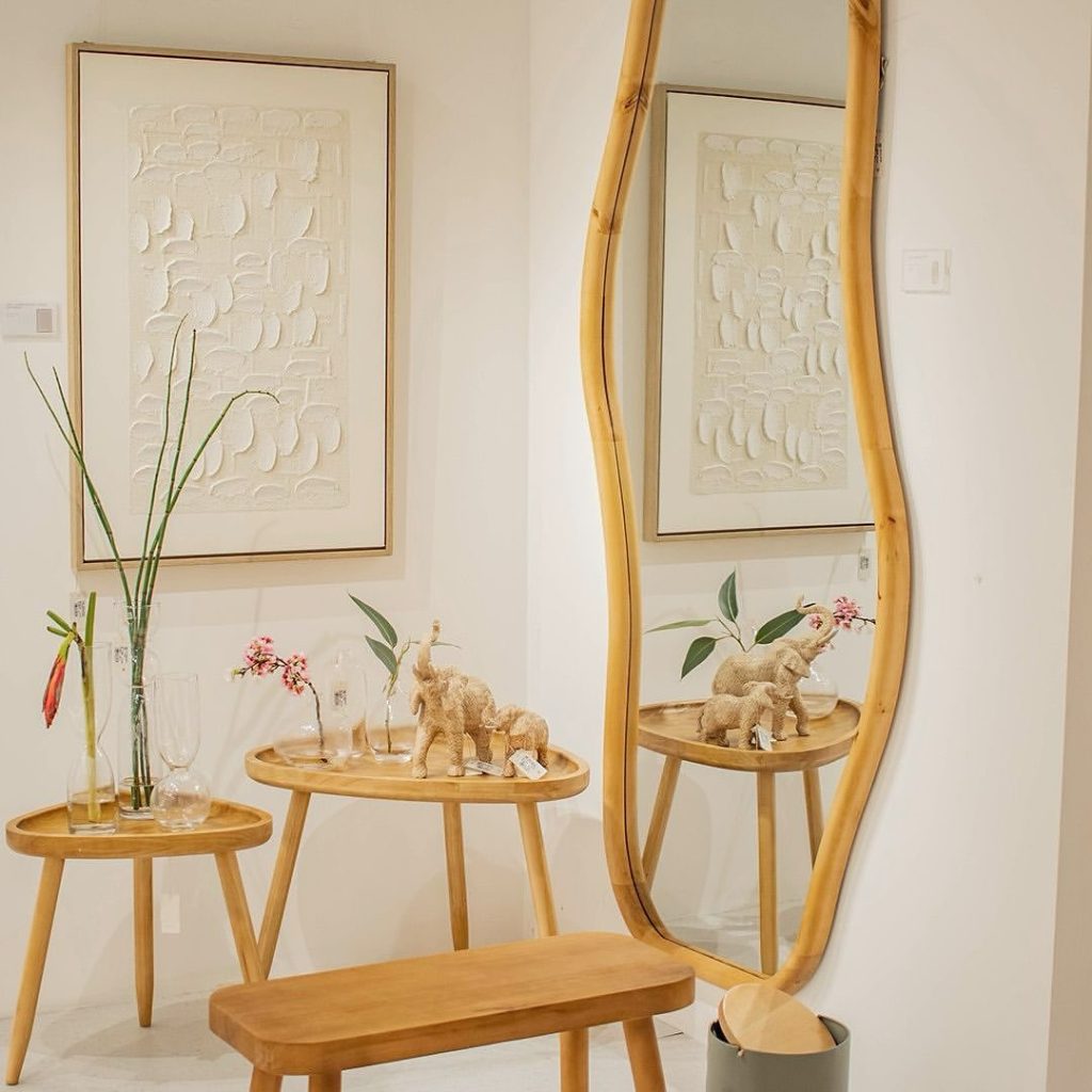 Espelho com bordas orgânicas estilo poça na decoração de sala